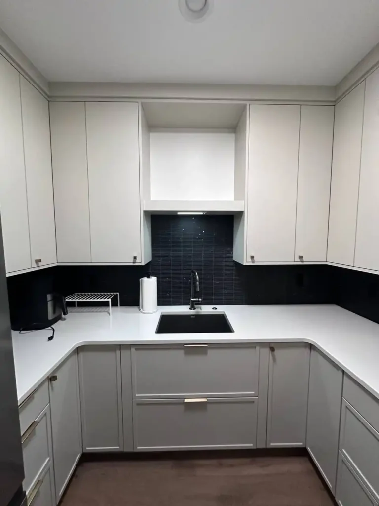 Crème Kitchen Storages with Gray Pulls in a Southern Utah Home